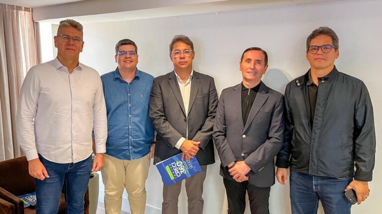 Membros do Creci-PB em evento de lançamento de índice