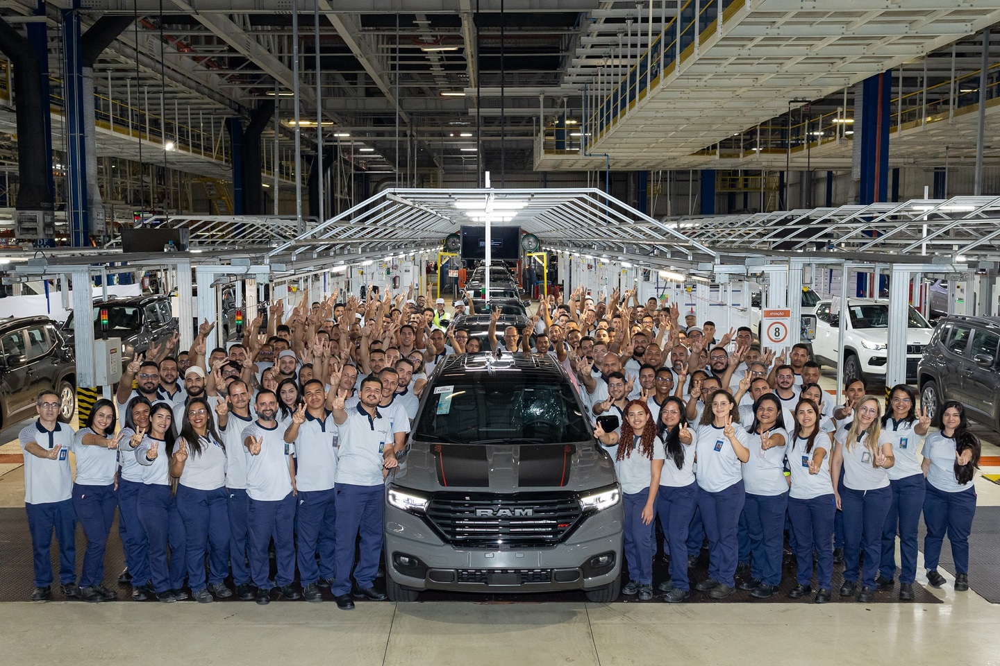 Stellantis anuncia plano bilionário com novos carros, IA e foco regional para enfrentar avanço chinês